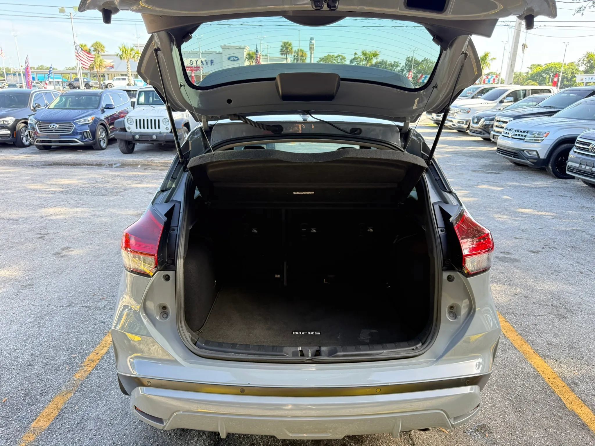 Used 2023 Nissan Kicks SR w/ SR Premium Package FWD image 18