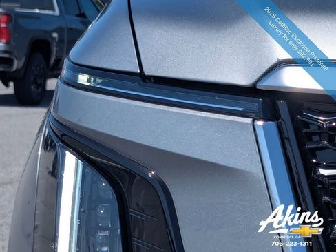 Used 2025 Cadillac Escalade Premium Luxury AWD/4WD image 10