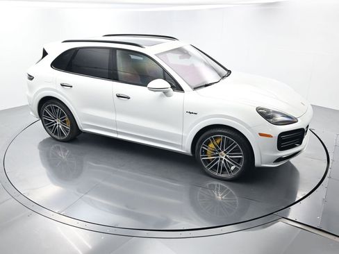 Used 2022 Porsche Cayenne Turbo S image 45