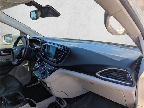 Used 2017 Chrysler Pacifica Touring-L Plus w/ Advanced Safetytec Group FWD image 27