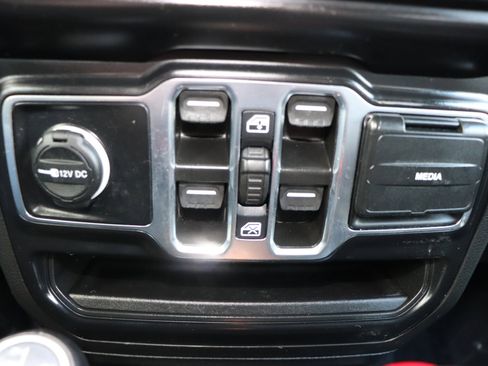 Used 2023 Jeep Wrangler Sahara image 30