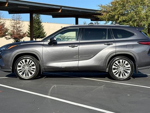 Used 2022 Toyota Highlander Platinum image 12