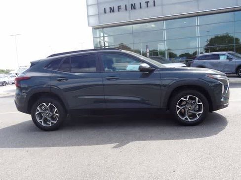 Used 2025 Chevrolet Trax LT image 4