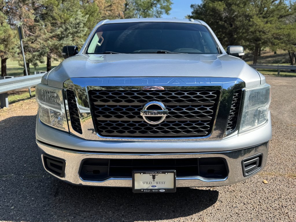 Used 2017 Nissan Titan SV RWD image 2
