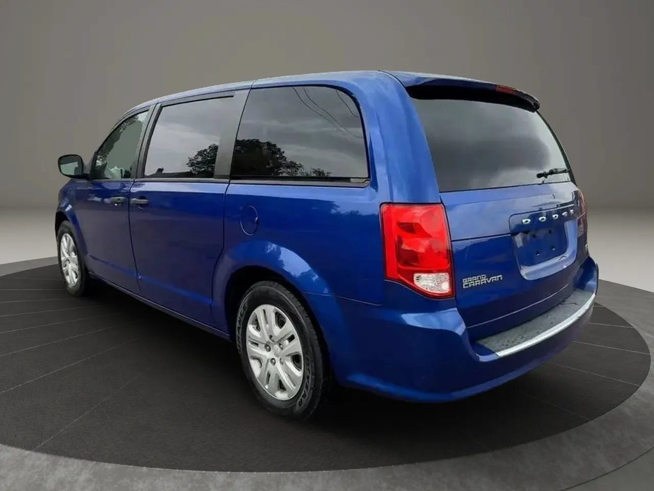 Used 2019 Dodge Grand Caravan SE w/ UConnect Hands-Free Group FWD image 4