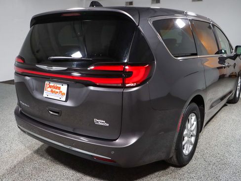 Used 2023 Chrysler Pacifica Touring-L image 7