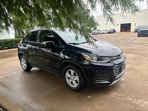 Used 2022 Chevrolet Trax LT w/ LT Convenience Package FWD image 2