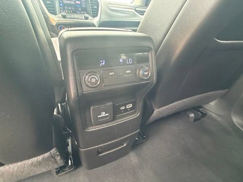 Used 2023 GMC Acadia SLT FWD image 29