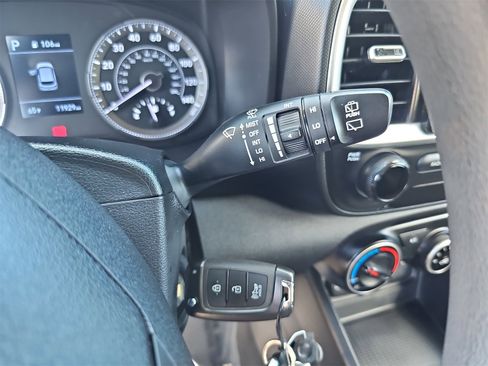 Certified 2022 Hyundai Venue SE image 18