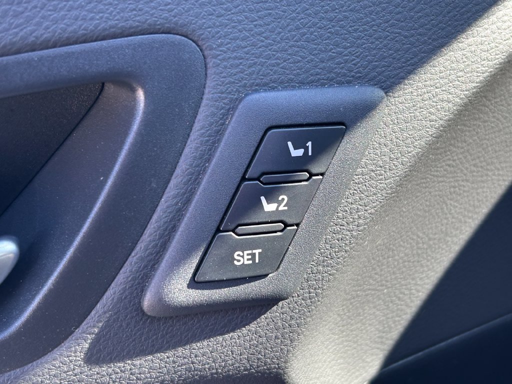 Used 2025 Toyota Sienna Platinum AWD/4WD image 29