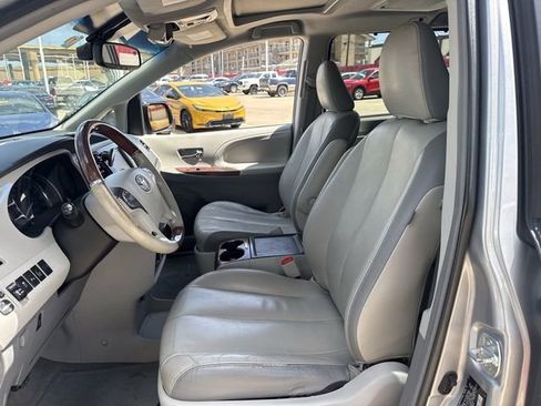 Used 2013 Toyota Sienna Limited w/ Premium Pkg FWD image 27