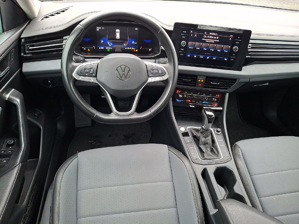 Used 2025 Volkswagen Jetta SE FWD image 2