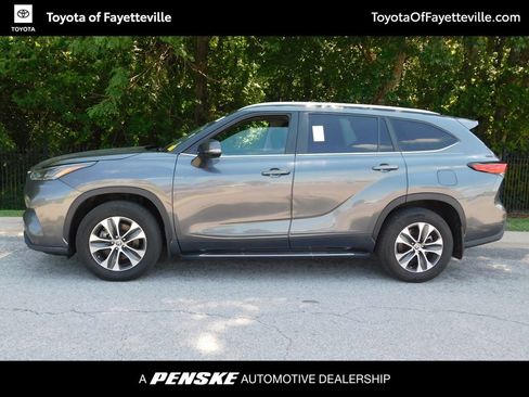 Used 2023 Toyota Highlander XLE AWD/4WD image 2