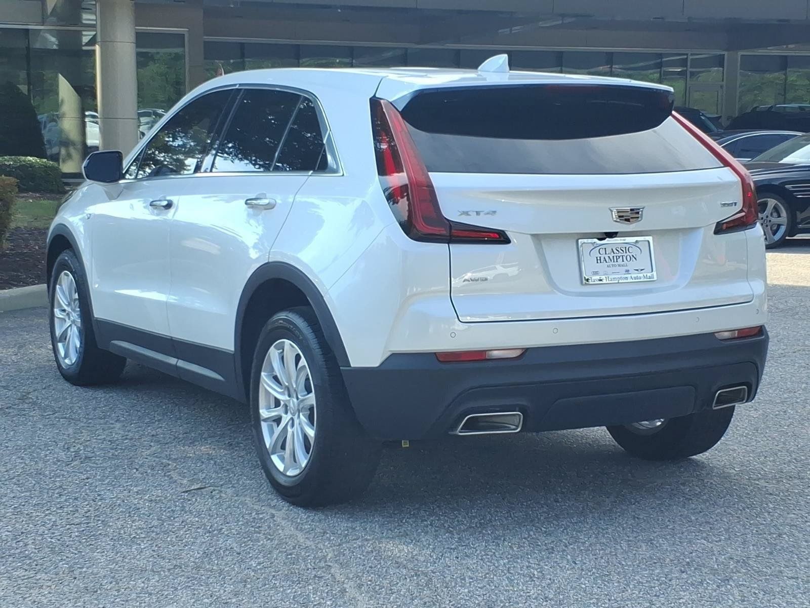 Used 2023 Cadillac XT4 Luxury w/ Cold Weather Package AWD/4WD image 10