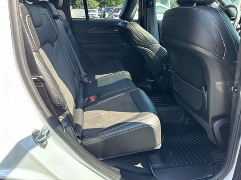 Used 2025 Jeep Grand Cherokee Altitude AWD/4WD image 13