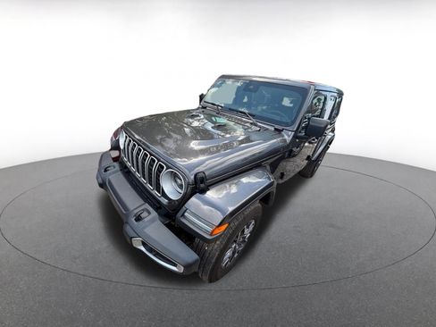 Used 2025 Jeep Wrangler Sahara image 3