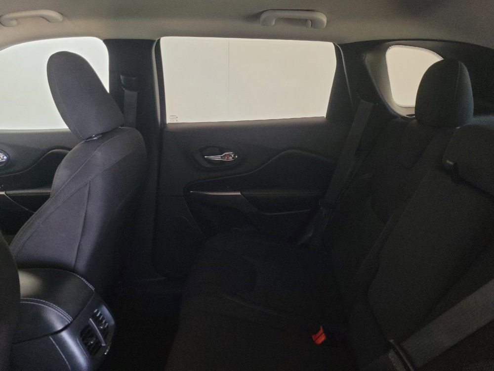 Used 2019 Jeep Cherokee Latitude w/ Popular Appearance Group FWD image 18