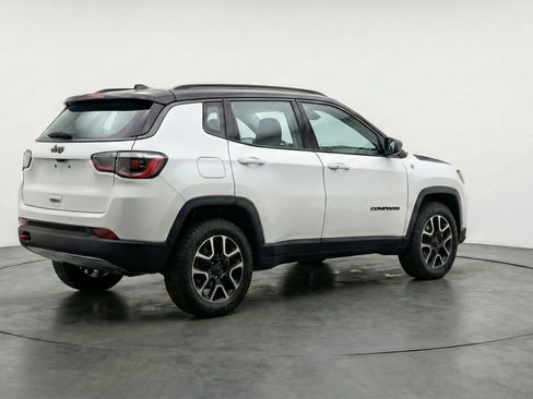 Used 2025 Jeep Compass Trailhawk AWD/4WD image 9