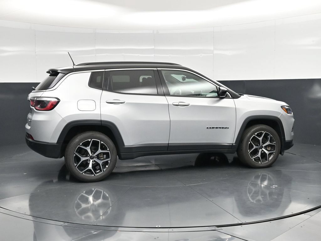 Used 2025 Jeep Compass Limited AWD/4WD image 3