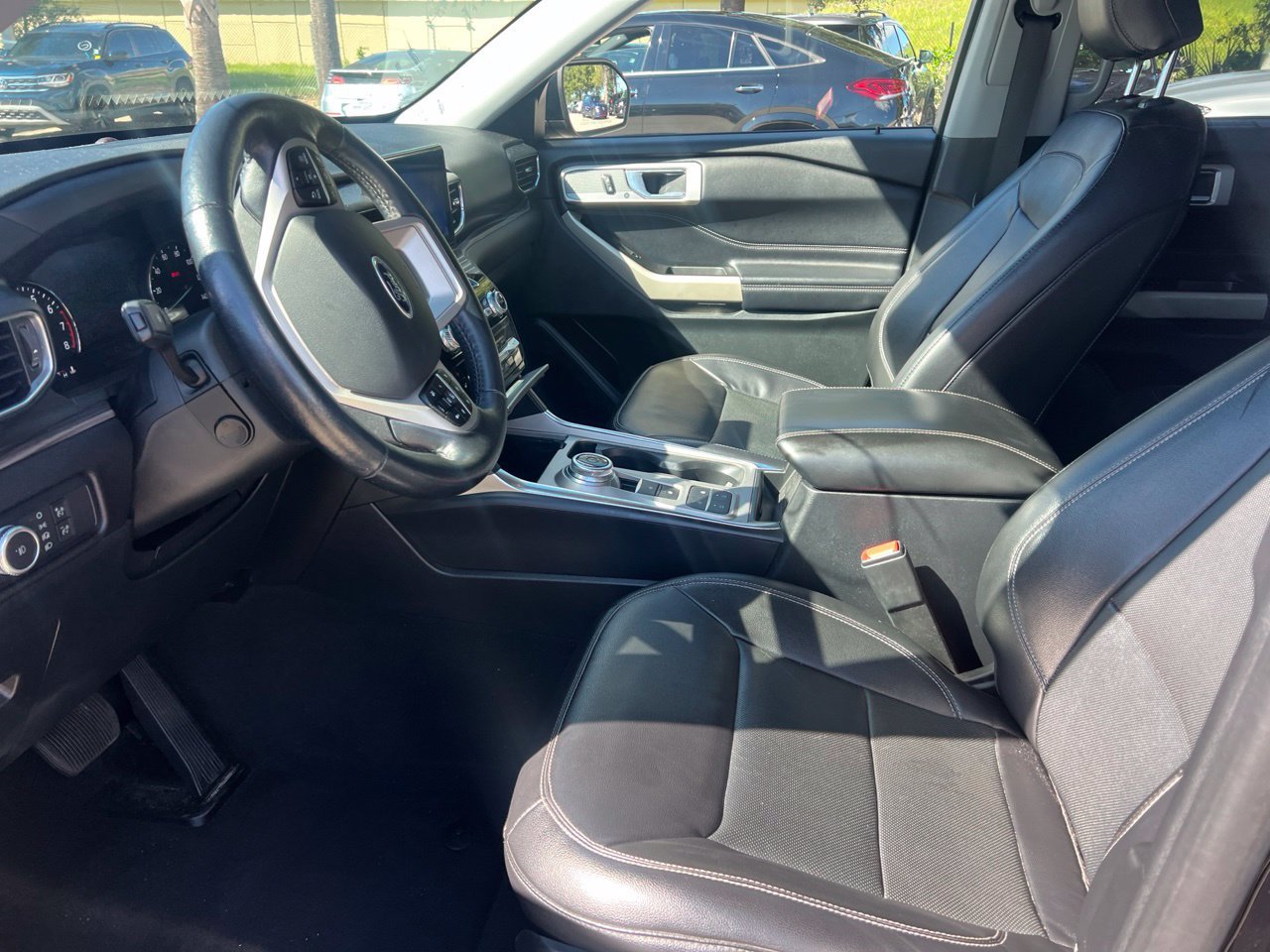 Used 2021 Ford Explorer Limited w/ Equipment Group 301A RWD image 3