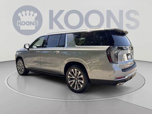 Used 2025 Chevrolet Suburban High Country AWD/4WD image 4
