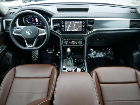 Certified 2022 Volkswagen Atlas SEL R-Line image 10