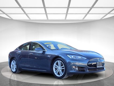 Used 2015 Tesla Model S 70D image 3