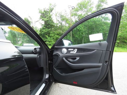 Used 2019 Mercedes-Benz E 300 4MATIC image 11