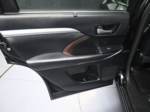 Used 2017 Toyota Highlander XLE image 29