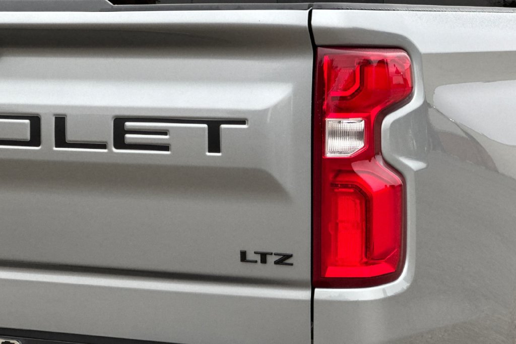 Used 2024 Chevrolet Silverado 1500 LTZ AWD/4WD image 34