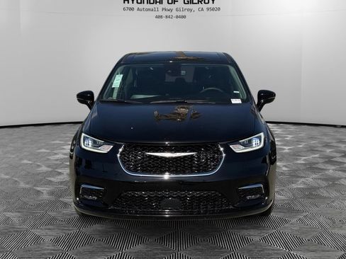 Used 2024 Chrysler Pacifica Touring-L image 2