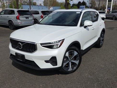 Certified 2025 Volvo XC40 B5 Plus image 1