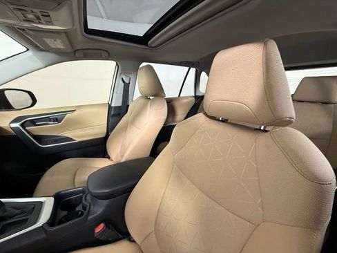 Used 2019 Toyota RAV4 XLE w/ Convenience Package FWD image 5