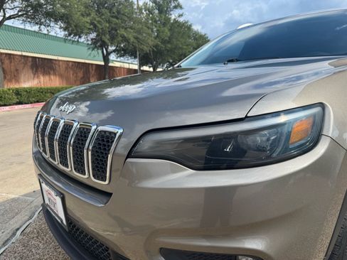 Used 2019 Jeep Cherokee Latitude w/ Popular Appearance Group AWD/4WD image 4