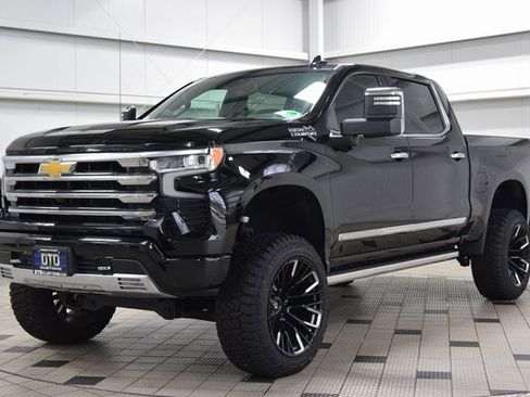 Used 2024 Chevrolet Silverado 1500 High Country w/ High Country Premium Package image 3