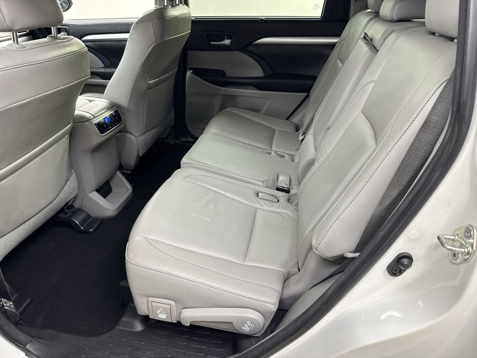 Used 2018 Toyota Highlander XLE AWD/4WD image 37