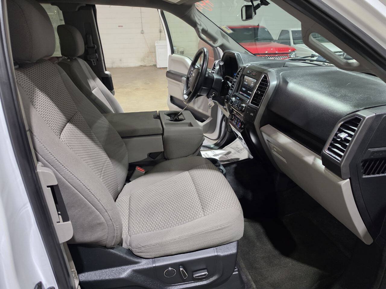 Used 2015 Ford F150 XLT w/ Equipment Group 302A Luxury AWD/4WD image 33