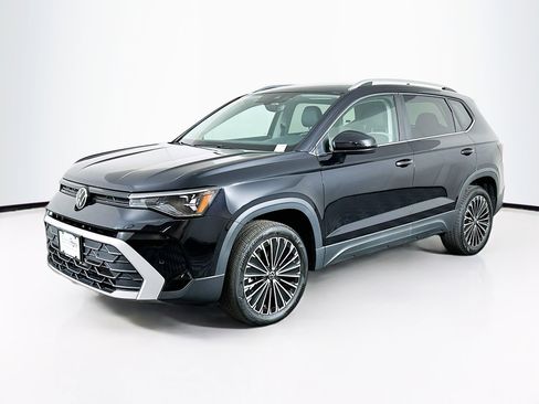 Used 2025 Volkswagen Taos SE image 3