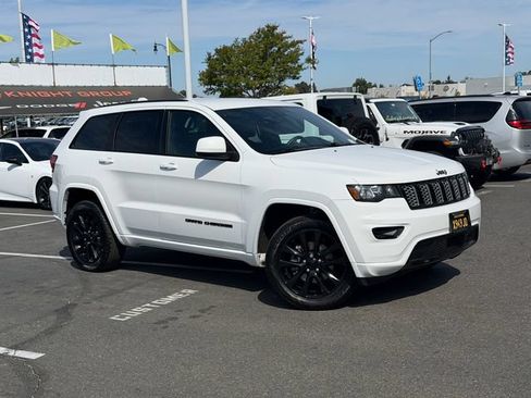 Used 2018 Jeep Grand Cherokee Altitude AWD/4WD image 2