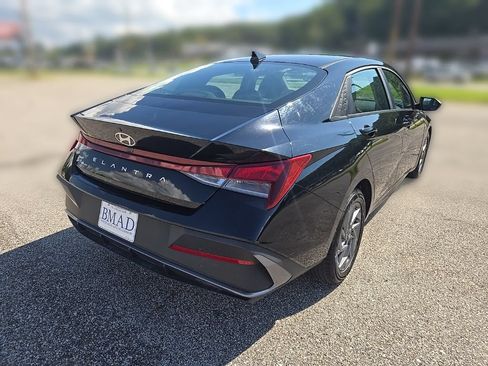 Used 2024 Hyundai Elantra SEL FWD image 13