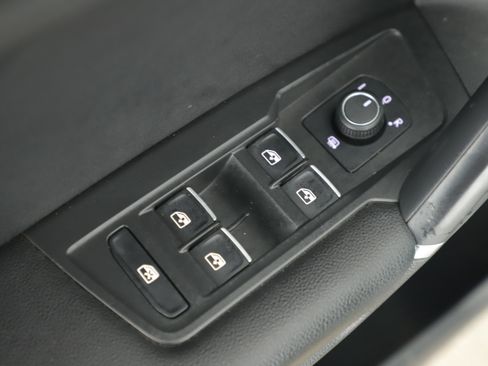 Used 2020 Volkswagen Tiguan SE R-Line image 10