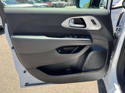 Used 2024 Chrysler Pacifica Limited FWD image 18