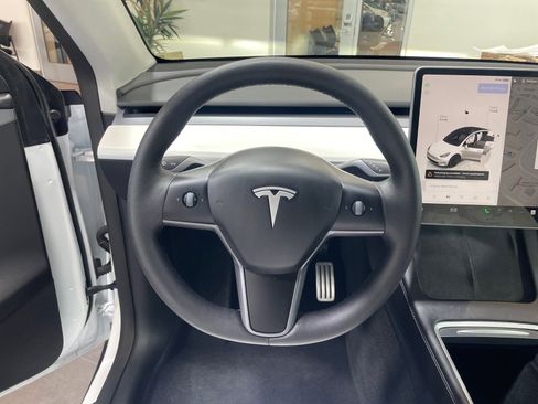 Used 2025 Tesla Model Y Performance image 9