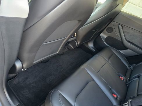 Used 2024 Tesla Model Y 2WD image 31