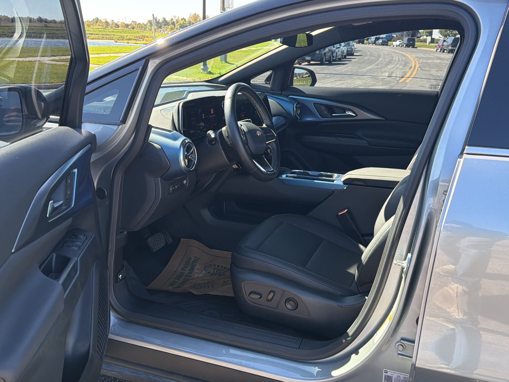 Used 2025 Chevrolet Equinox EV LT w/ LPO, Blackout Package FWD image 13