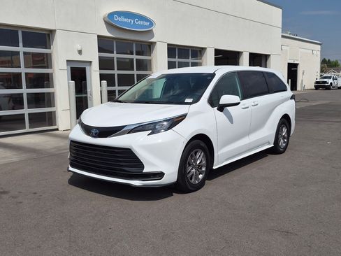 Used 2025 Toyota Sienna LE FWD image 11
