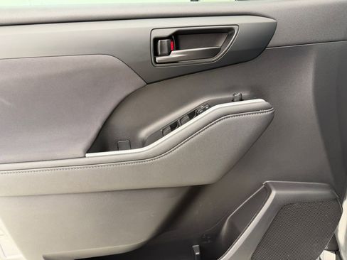 Used 2023 Toyota Highlander LE image 13