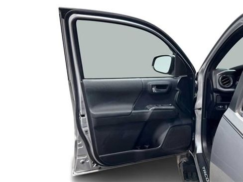 Used 2018 Toyota Tacoma TRD Sport image 10