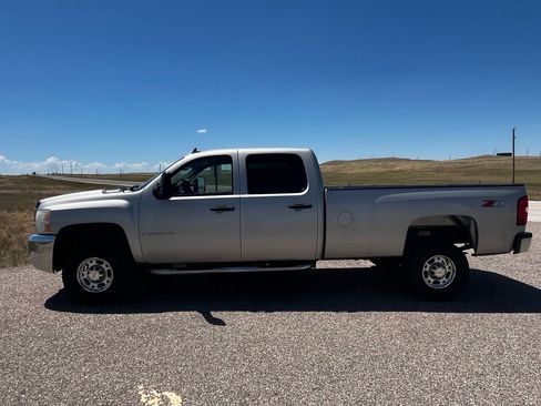 Used 2007 Chevrolet Silverado 2500 LT w/ 1LT Convenience Package AWD/4WD image 2