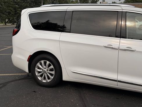 Used 2019 Chrysler Pacifica Touring-L FWD image 6